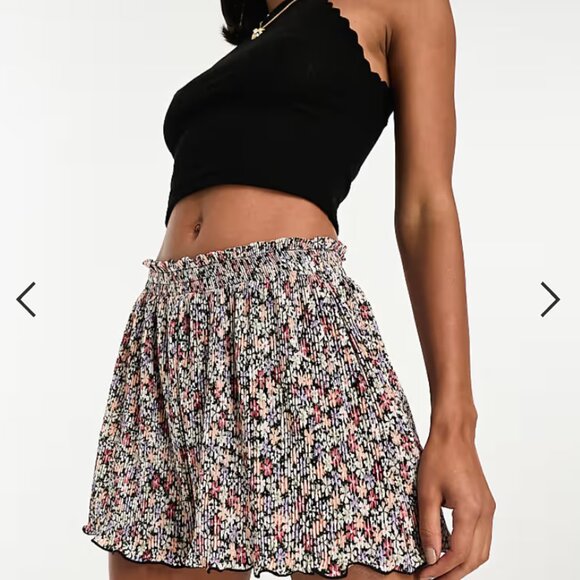 ASOS DESIGN plisse shorts in dark based floral - US 6 - Picture 7 of 10